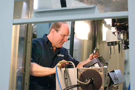Inspecting the cylinder head machinged with 5-axis positioning