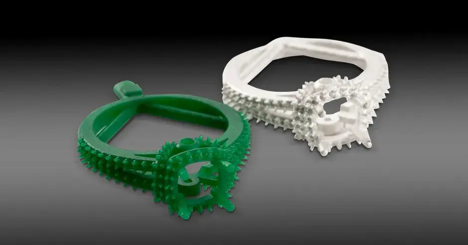 modello di anello in cera verde e lo stesso anello in argento