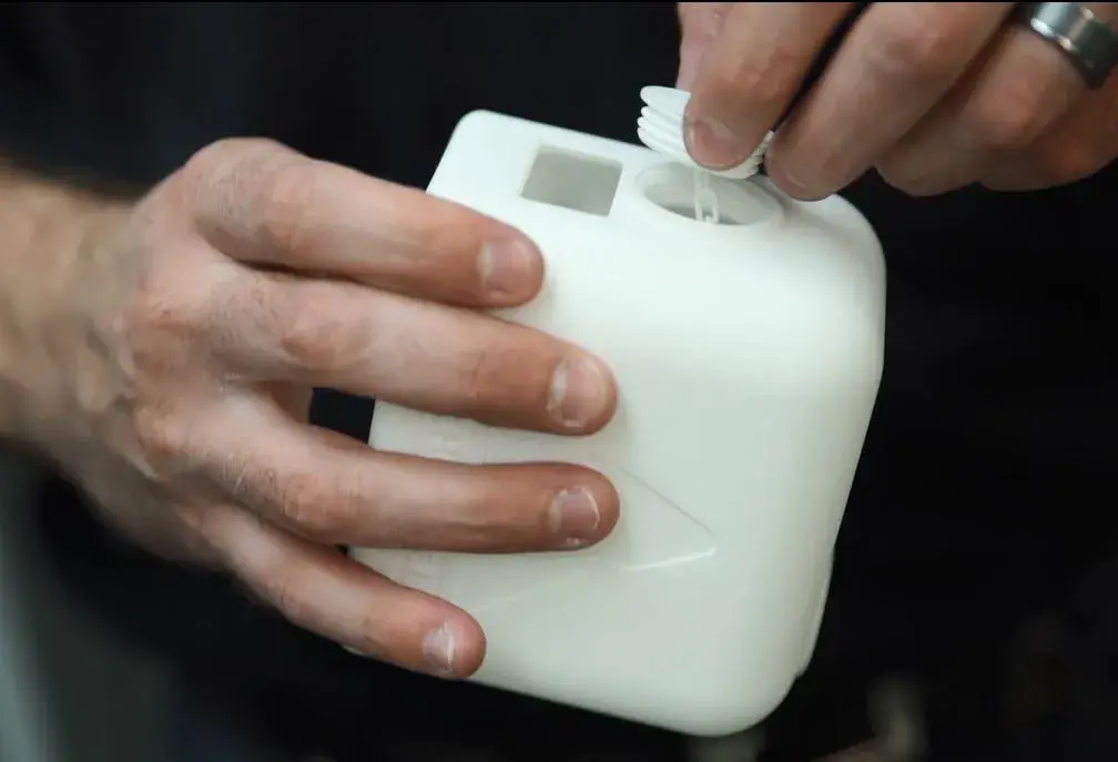 I prototipi dei contenitori vengono rifiniti e iterati mediante la stampa 3D SLS