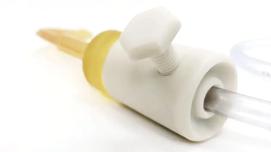 Materiale bianco rigido per applicazioni che richiedono biocompatibilità e/o resistenza termica. Fornisce bellissime parti che possono essere sterilizzate e testate ad alta temperatura, oltre 100 °C.