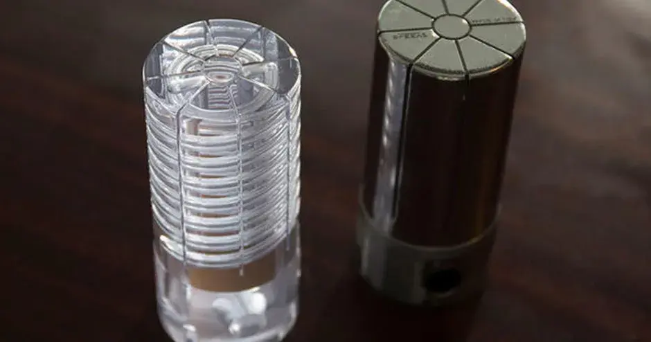 2 parti che sono state create mediante i metodi del raffreddamento conformato