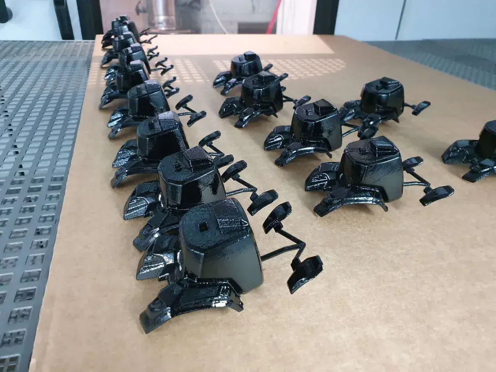 Finitura lucida sulle parti SLS per l’assemblaggio dei modelli per Steyr Traktoren da parte di 3D Systems On Demand