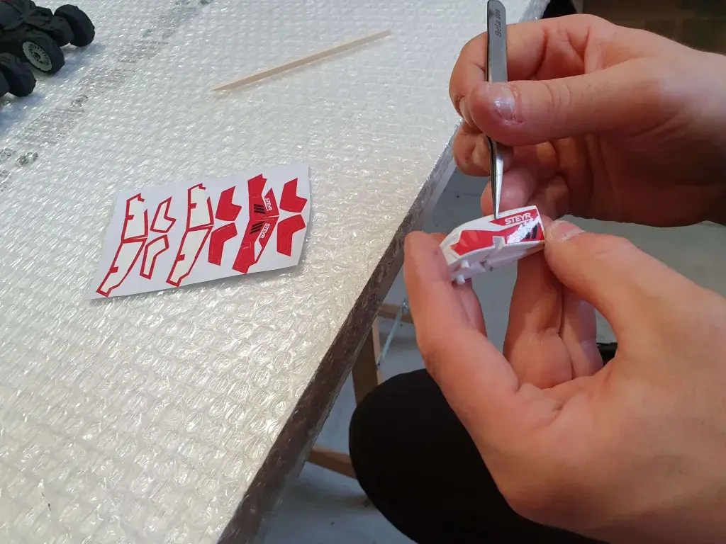 Aggiunta di sticker al modello espositivo di Steyr Traktoren presso 3D Systems On Demand