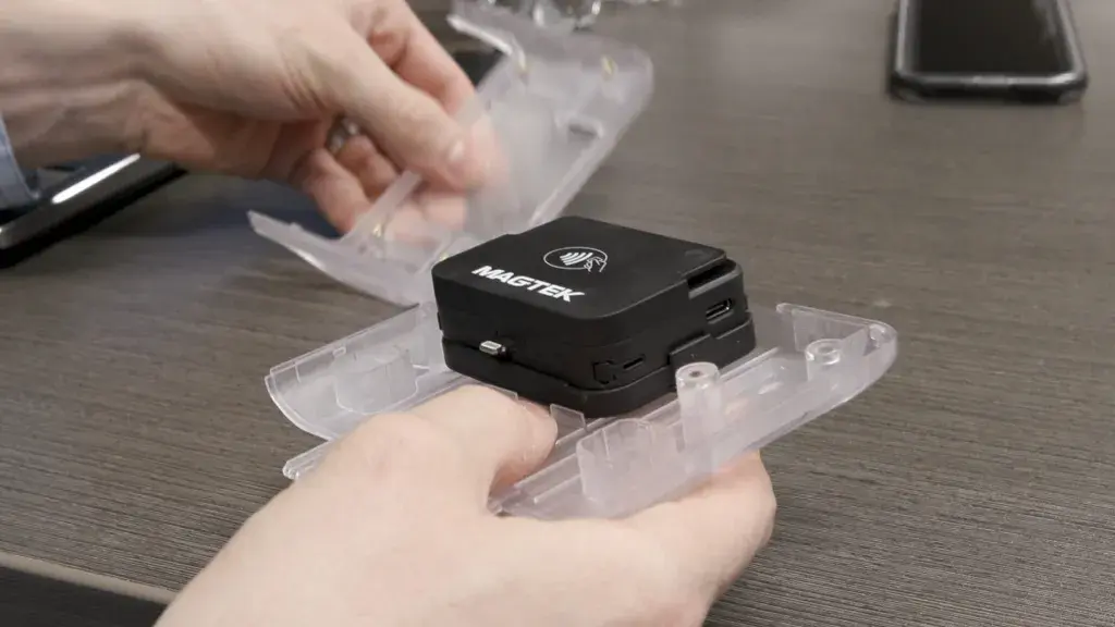 La parte stampata in 3D con materiale trasparente consente ai clienti di individuare facilmente le interferenze per migliorare la progettazione