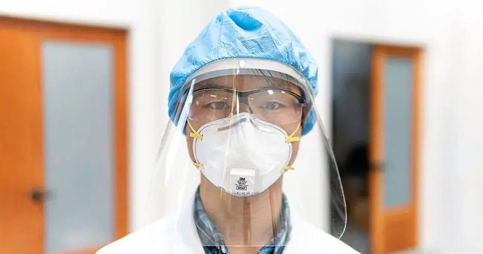 Maschera protettiva con cappuccio per maggiore protezione.