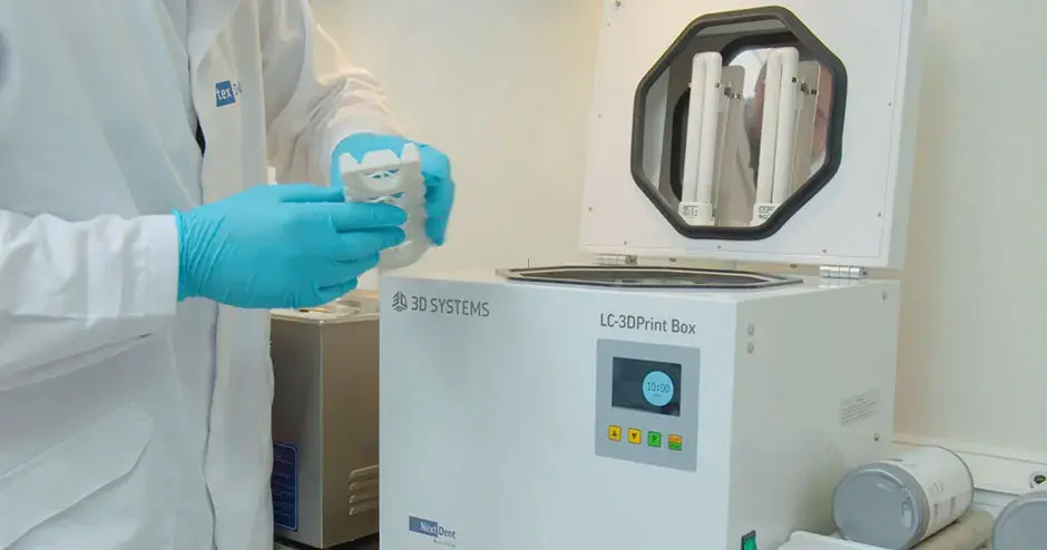 persona che lavora con una stampante 3D