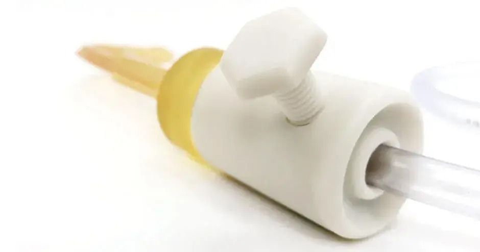 Materiale bianco rigido per applicazioni che richiedono biocompatibilità e/o resistenza termica. Fornisce bellissime parti che possono essere sterilizzate e testate ad alta temperatura, oltre 100 °C.