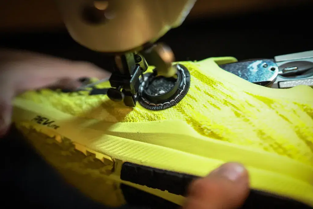 Prototipo del BOA Fit System stampato con Figure 4 che viene cucito su una calzatura