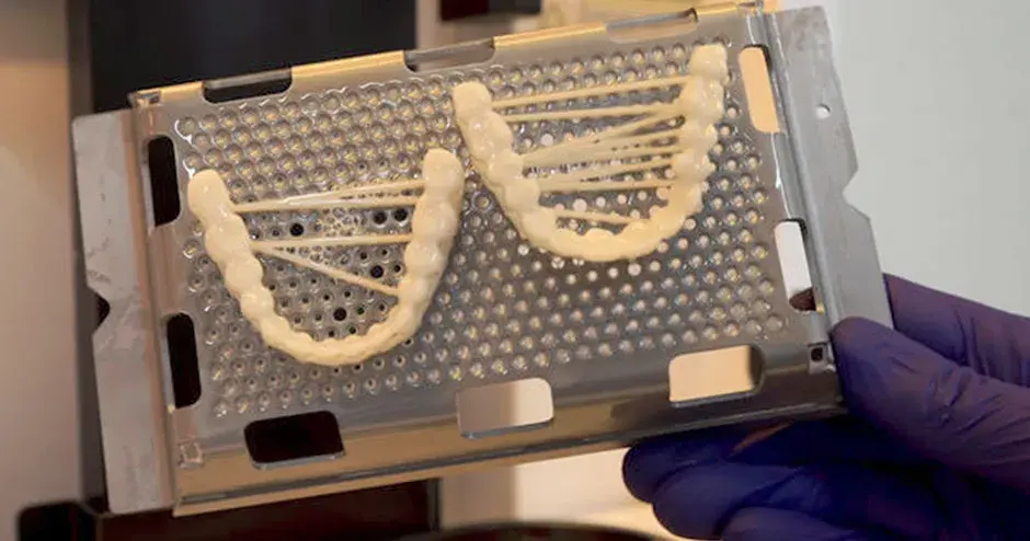 Denti della protesi stampati con NextDent 5100 su un vassoio di stampa 3D