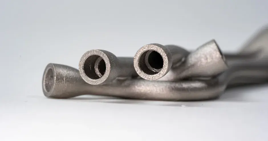 Sul lato, collettore DMP stampato in 3D