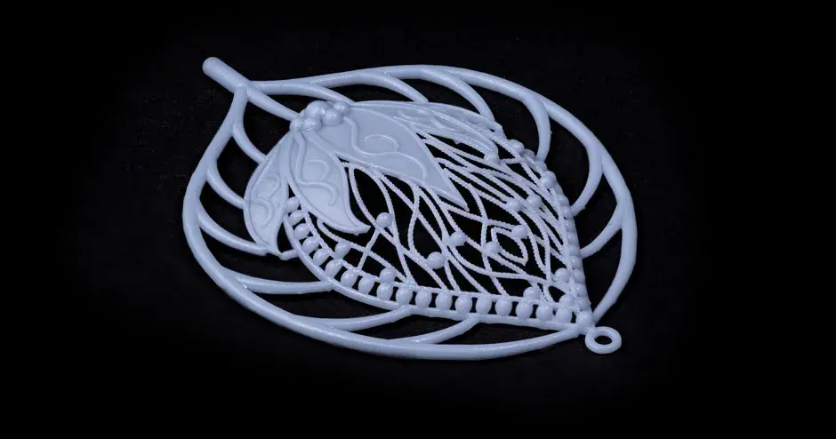 figure 4 gioiello master ciondolo grigio su fondo nero