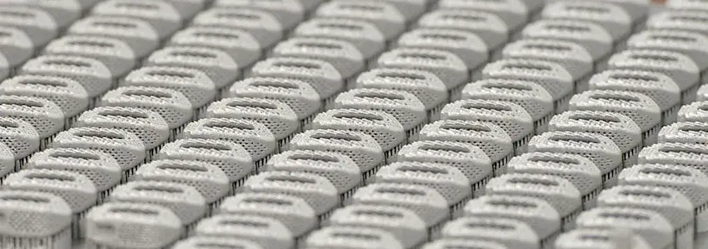 Build di produzione di impianti spinali in metallo stampati in 3D da rms