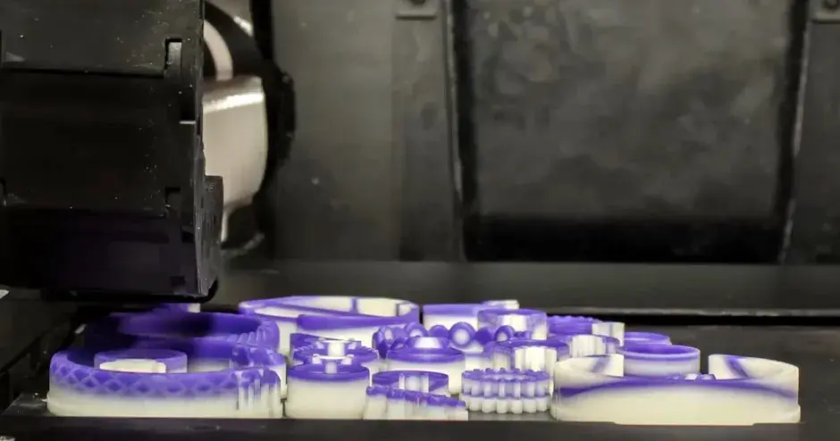 stampante con piattaforma con un assortimento di immagini di gioielli che mostrano l'affidabilità