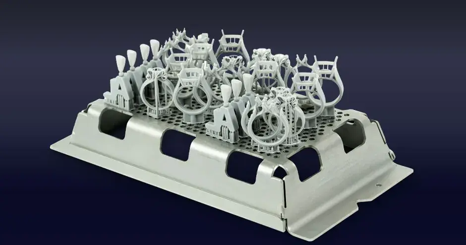 piattaforma riempita con modelli master di gioielli