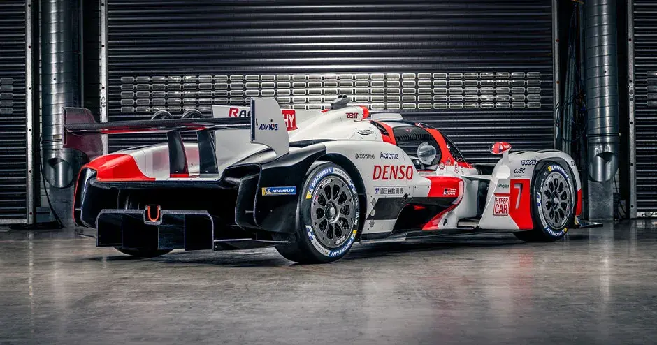 un’auto da corsa in una struttura