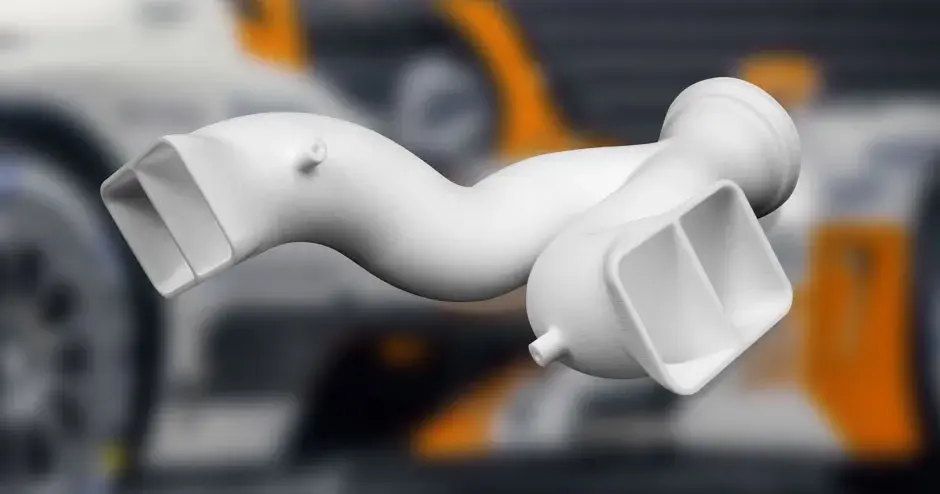 Parte del collettore SLS bianco stampata in 3D con sfondo