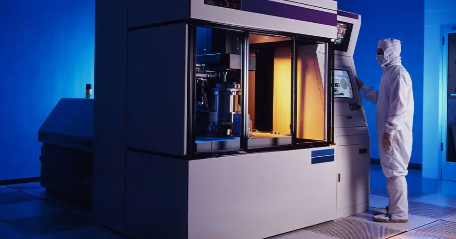 una persona accanto a una stampante 3D