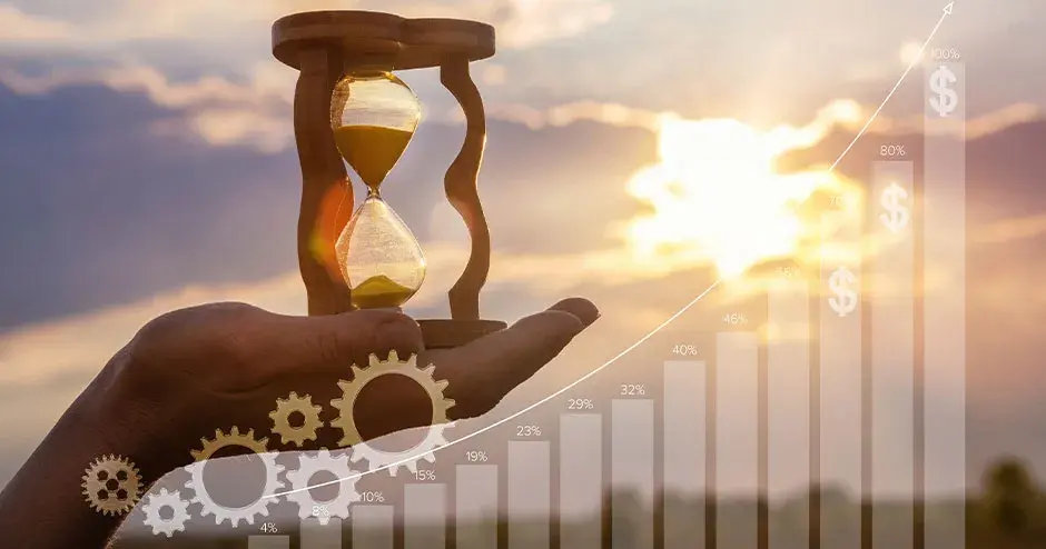 una mano che regge una clessidra 