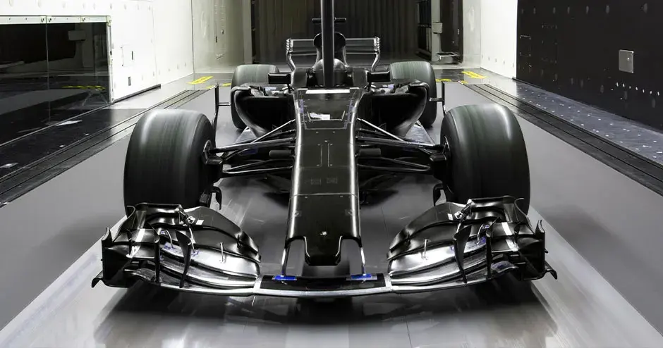 un’auto da corsa su una pista per prove aerodinamiche