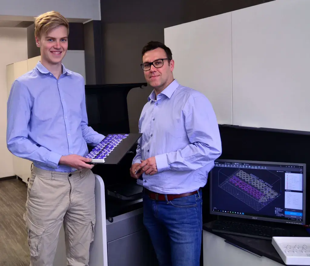 Titolare di Narsakka OY con modelli di fusione in cera stampati in 3D