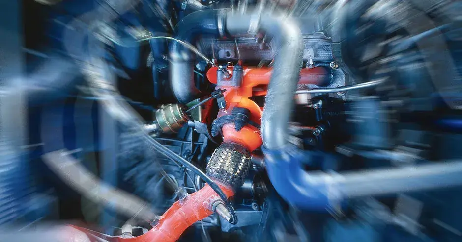 Motore automobilistico con sistema di scarico in evidenza