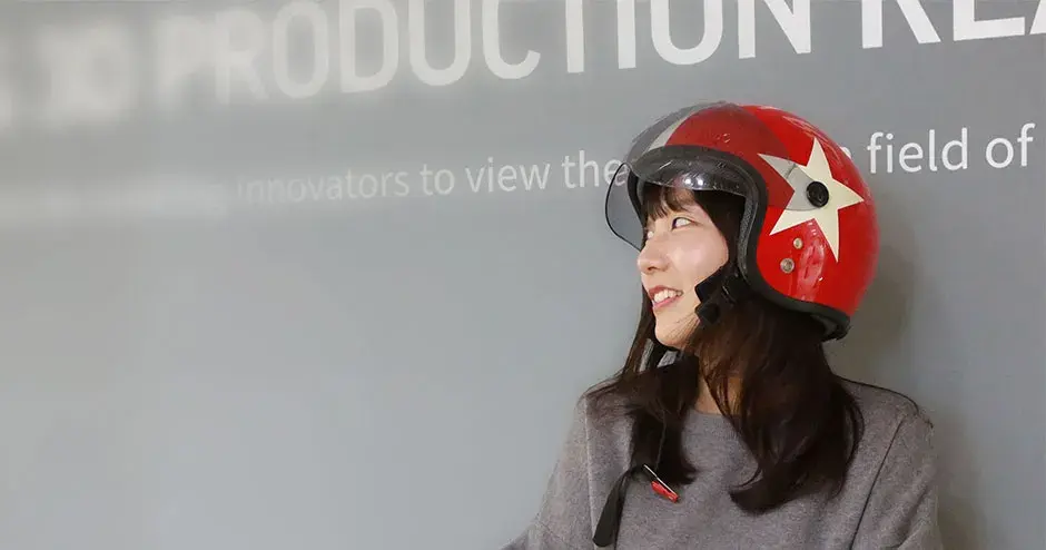 Un dipendente di 3D Systems in piedi accanto al logo dell’azienda