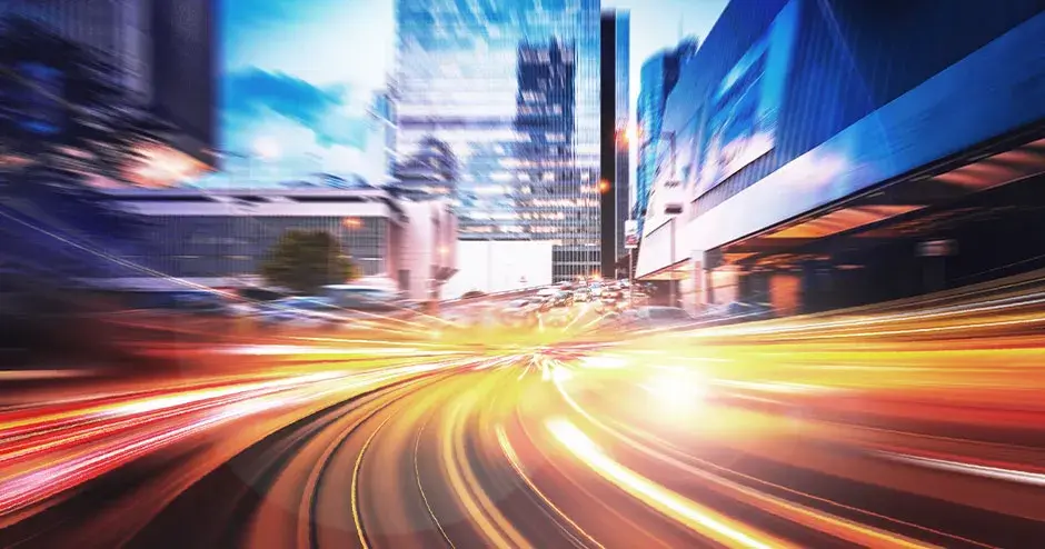 Sfondo astratto della tecnologia della velocità con scenari notturni in città