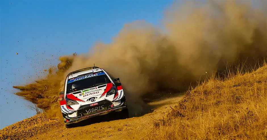 auto da corsa che solleva un’enorme nube di polvere