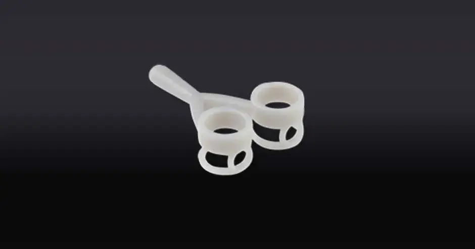 ciondolo stampato in 3d in materiale figure 4 jewel master grey su sfondo nero