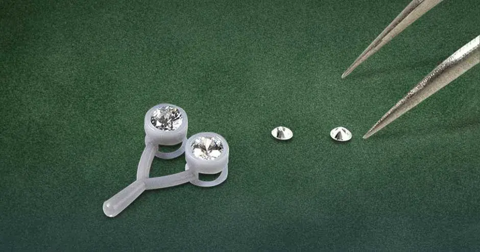 ciondolo e incastonatura per pietre in materiale figure 4 jewel master gry su sfondo di velluto verde