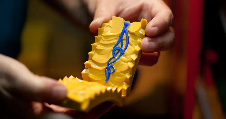 ciondolo in cera blu in uno stampo in gomma gialla