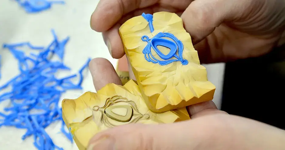 ciondolo in cera blu con lunetta triangolare stondata in uno stampo in gomma gialla