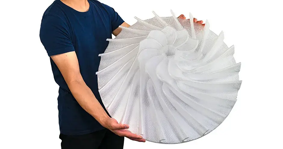 un uomo che regge una girante