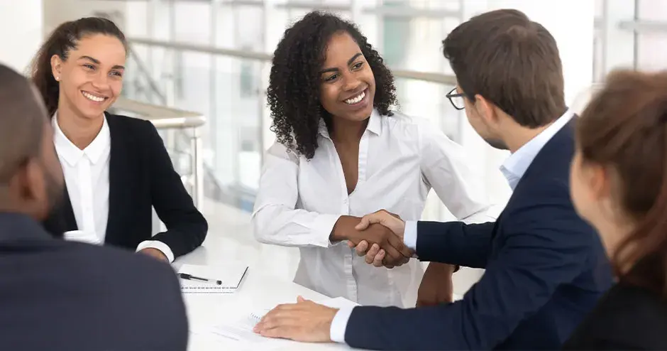 Un gruppo di professionisti che dialogano in un ufficio
