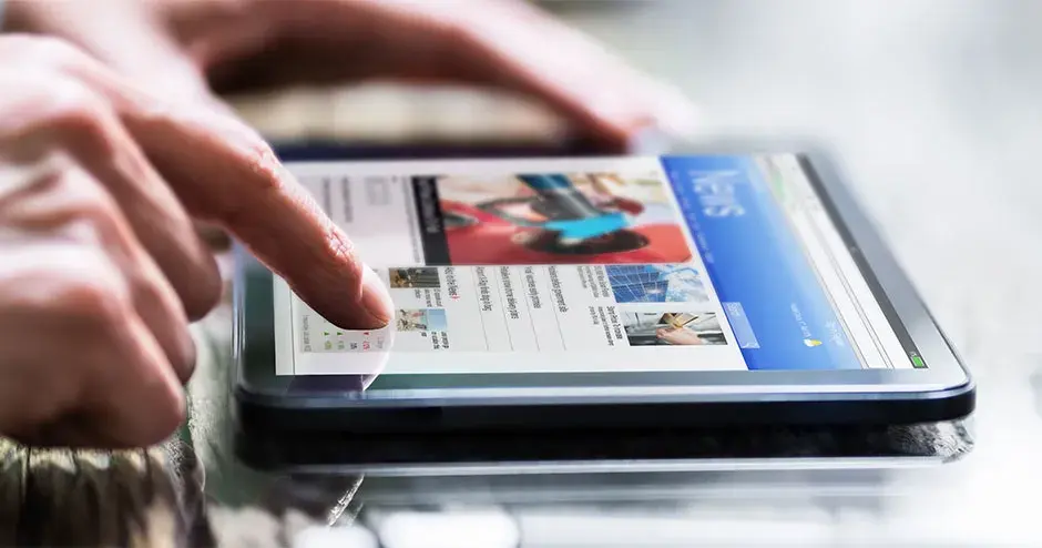 una persona che legge notizie evidenziate su un tablet