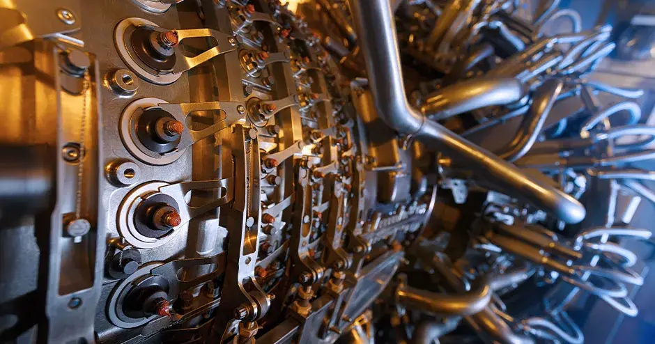 Motore di turbina a gas di un compressore per gas di alimentazione situato all’interno dell’involucro pressurizzato