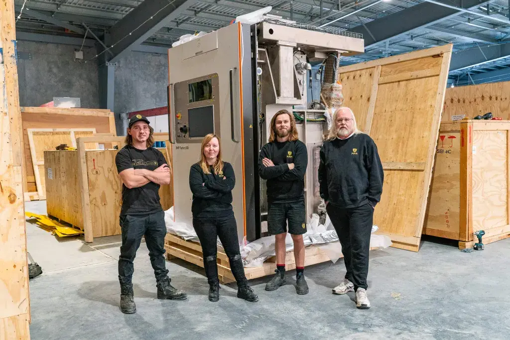 Team alla Rodin Cars che disimballa la loro nuova DMP Factory 500