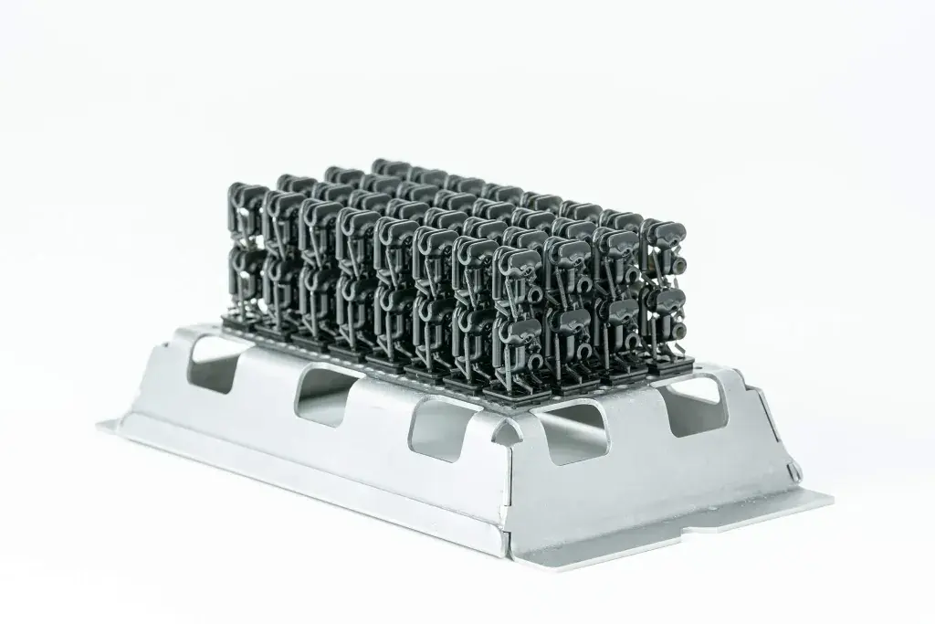 Piastra di costruzione di Figure 4 con parti stampate in 3D impilate