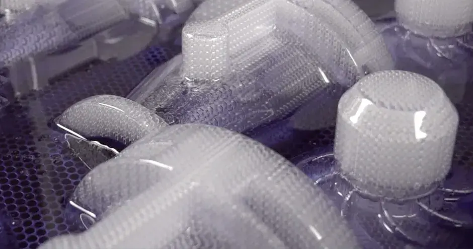 elementi ottenuti mediante fusione a cera persa stampati in 3D emergono da una stampante 3D