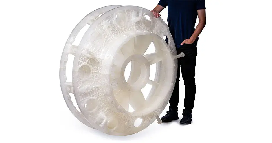 uomo in piedi accanto a un modello QuickCast di un involucro