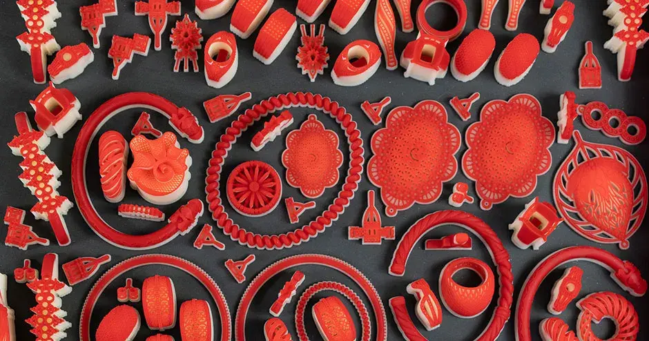 Stampi realizzati in materiale VisiJet Wax Jewel Red su una piastra completa