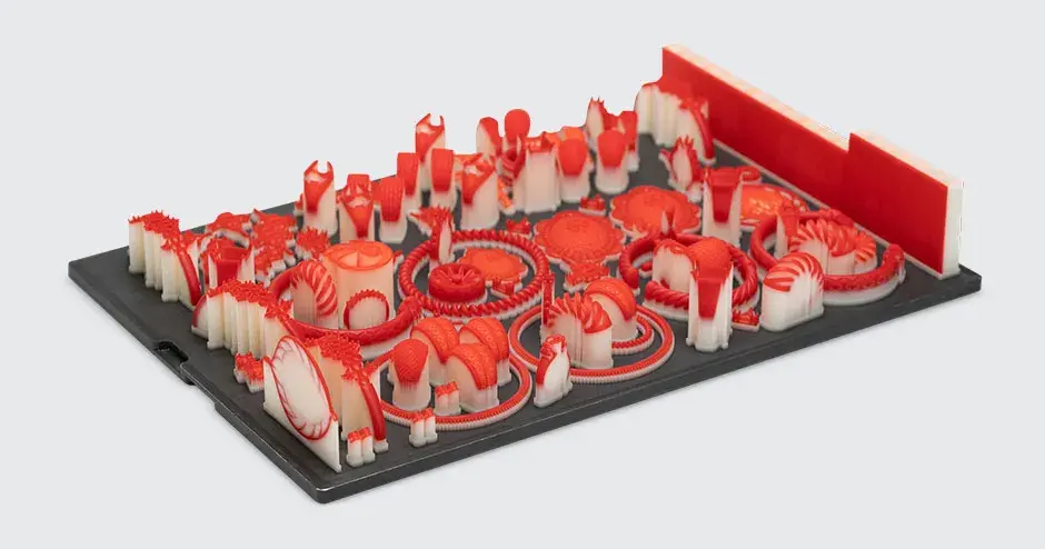 Stampi per gioielli realizzati in materiale VisiJet Wax Jewel Red su una piastra