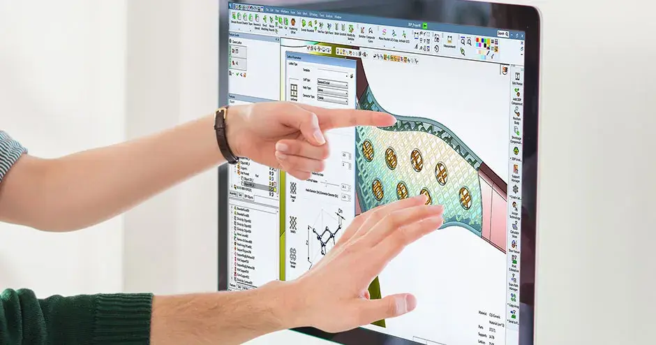 2 persone che indicano il monitor di un computer