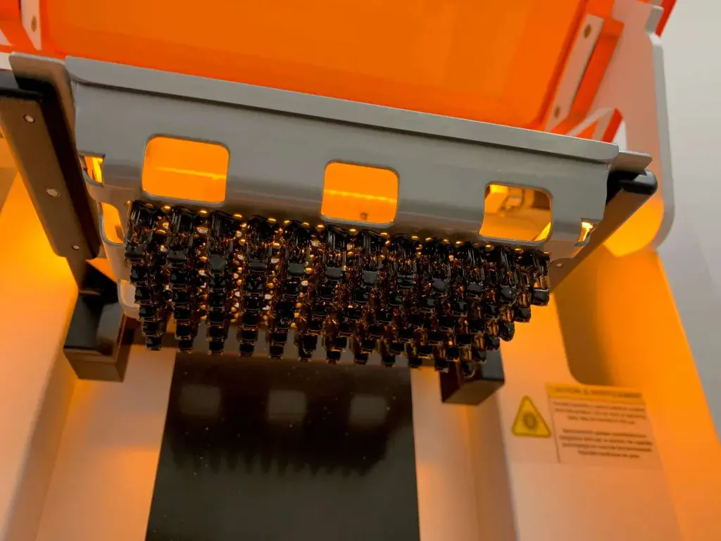 Piastra di costruzione della stampante 3D Figure 4 Standalone piena di parti presso WS Audiology