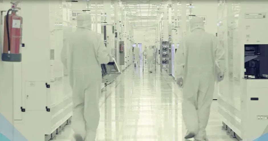 Ambienti di camera bianca per il raffreddamento a stadi lineari a semiconduttore