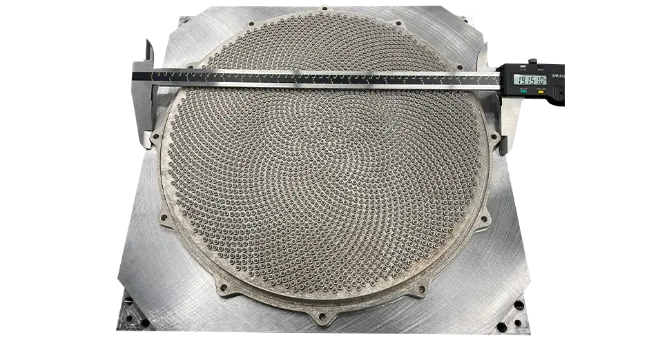 Soffione stampato in 3D con un righello che ne indica le dimensioni