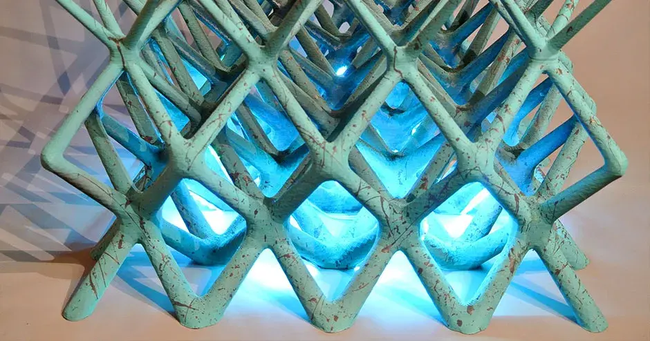 e tavolino artistico in materiali a base di filamenti