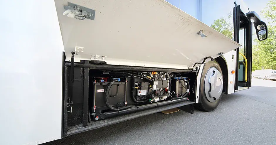 Vista del vano della batteria compatta e dell’elettronica sotto un autobus elettrico