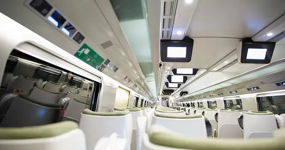 Interno moderno e lussuoso di un treno passeggeri che mostra diversi materiali e finiture superficiali per vari componenti