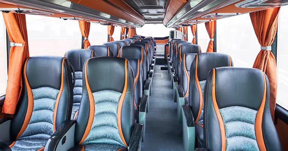 Vista dell’interno di un autobus turistico con elementi di design coordinati per un’esperienza utente migliorata
